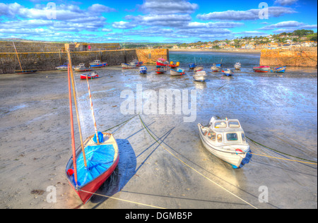 Boote im Hafen von St Michaels Mount Cornwall England mittelalterliche Burg und Kirche in Mounts Bay Stockfoto