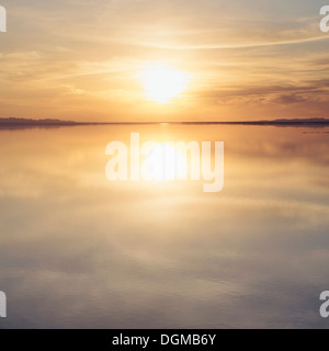 Flaches Wasser über die Oberfläche auf den Bonneville Salt Flats, bei Sonnenuntergang. Stockfoto