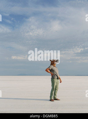 Ein Mann mit Maske Pferd, stehend auf den Bonneville Salt Flats. Stockfoto