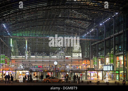 Rückseite Haupteingang Berlin Hauptbahnhof, Lehrter Bahnhof, am Abend, Berlin, Berlin, Berlin, Deutschland Stockfoto