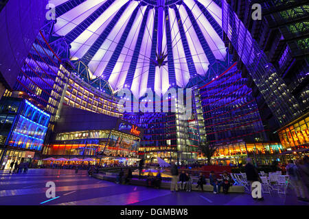 Zentrales Forum mit Dach des Sony Centers am Potsdamer Platz, in den Abend, Mitte, Berlin, Berlin, Deutschland Stockfoto