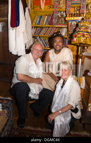 Bhutan, Paro Niederwerfungen Mann, Tempe Drodul Norbu Gyeltshen mit europäischen Besucher Stockfoto