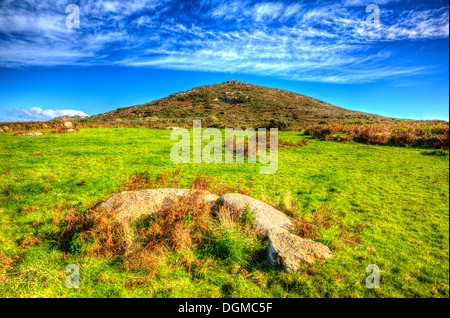 Hügel in Zennor in der Nähe von St Ives Cornwall in Cornwall Landschaft mit blauem Himmel und weißen Wolken in HDR Stockfoto