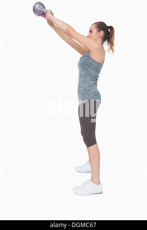 Höhenplan Pferdeschwanz Frau training mit einem Wasserkocher Glocke Stockfoto