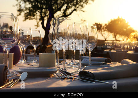 Gedeckten Tisch bei einer Hochzeitsfeier in einem Olivenhain am Sonnenuntergang, Mallorca, Spanien, Europa Stockfoto