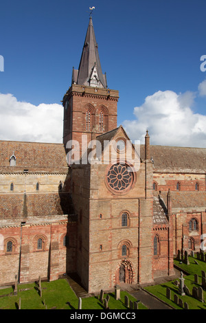 Inseln von Orkney, Schottland. Malerische Aussicht auf das südliche Querschiff und Turm von Kirkwall St Magnus Cathedral. Stockfoto