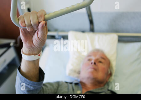 Älterer Mann in einem Krankenhaus, Hand, die Handgriff in einem Krankenhausbett Stockfoto