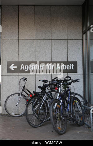 Fahrräder geparkt vor dem Schild "Agentur Fuer Arbeit", Deutsch für Agentur für Arbeit, Köln, Rheinland Stockfoto