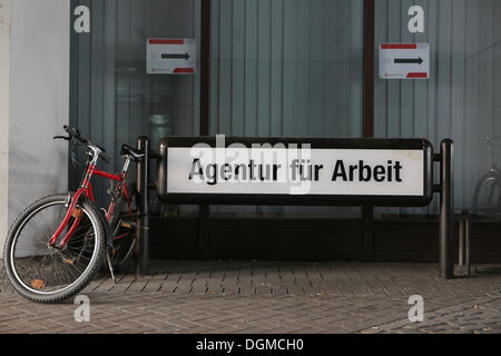 Fahrräder geparkt neben dem Schild "Agentur Fuer Arbeit", Deutsch für Agentur für Arbeit, Köln, Rheinland, Nordrhein-Westfalen Stockfoto
