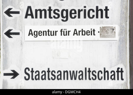 Behörden melden, 'Amtsgericht, Agentur Für Arbeit, wegen', Deutsch für Amtsgericht, Agentur für Arbeit Stockfoto