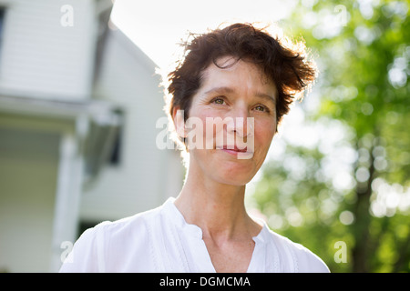 Bio-Bauernhof. Sommer-Party. Eine reife Frau lächelnd. Stockfoto