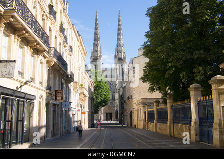 Blick in Richtung Kathedrale Saint Andre, Bordeaux, in der Region Aquitaine, Frankreich. Stockfoto