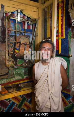 Bhutan, Paro Niederwerfungen Mann, Tempe Drodul Norbu Gyeltshen mit seinem Rucksack und trolley Stockfoto