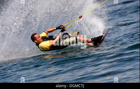 Surfer auf einem Wakeboard, an einem See in Erfurt, Thüringen Stockfoto