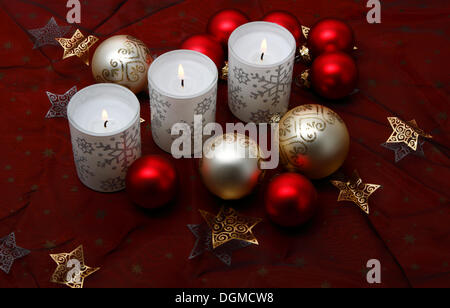 Brennende Kerzen, Weihnachts-Dekoration mit Kugeln Stockfoto