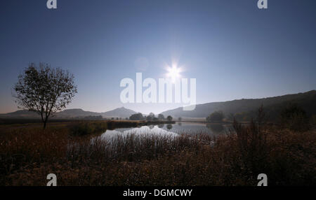 Beleuchtete Landschaft, Wachsenburg Burg an der Rückseite, Thüringer Wald, Thüringer Wald, Thüringen, Deutschland Stockfoto