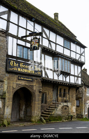 Das George Inn, einer 700 Jahre alten denkmalgeschützten Gebäude, Beherbergungsbetriebe in das Dorf von Norton St Philip, Somerset Stockfoto