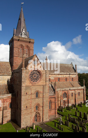 Inseln von Orkney, Schottland. Malerische Aussicht auf das südliche Querschiff und Turm von Kirkwall St Magnus Cathedral. Stockfoto