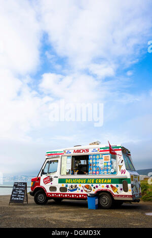 Parkt ein Eiswagen an Küsten Parkplatz oberhalb Compton Bucht auf der Isle Of Wight, England, Vereinigtes Königreich, Europa Stockfoto