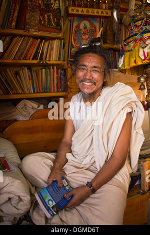 Bhutan, Paro Niederwerfungen Mann, Tempe Drodul Norbu Gyeltshen mit Sri Lanka Reiseführer Stockfoto