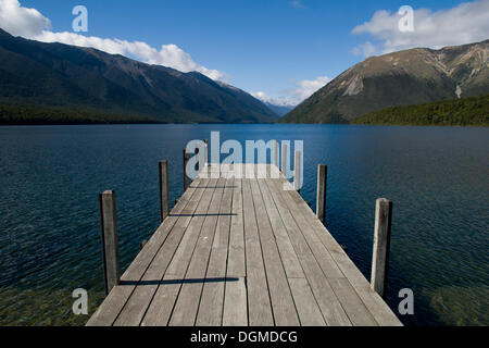 Ein Steg am Lake Rotoiti, Berge im Rücken, St. Arnaud, Tasman Region, Südinsel, Neuseeland Stockfoto