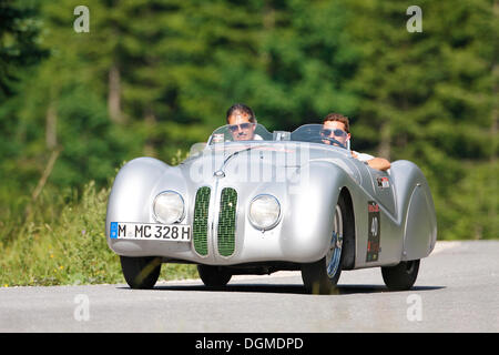 BMW 328 Roadster, Baujahr 1939, Mille Miglia original aus dem BMW-Museum, getrieben von Mario Theissen, Leiter von BMW Stockfoto