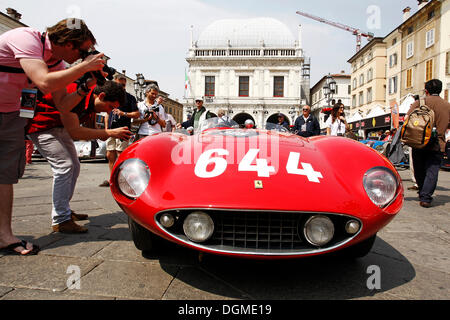 Oldtimer, Ferrari 500 Mondial, Baujahr 1955, Mille Miglia 2011, Piazza della Loggia, Altstadt von Brescia Stockfoto