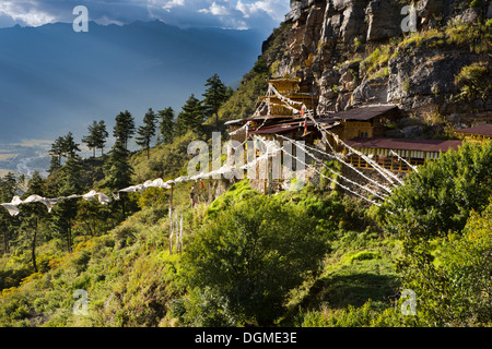 Bhutan, Paro Gom, Dra, Einsiedelei von Niederwerfungen Mann, Tempe Drodul Norbu Gyeltshen hoch über Paro-Tal Stockfoto