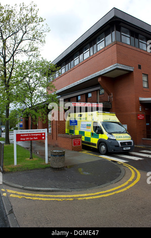 Eine britische Ambulanz sitzt bereit am Tameside General Hospital Unfall- und Notaufnahme. Stockfoto