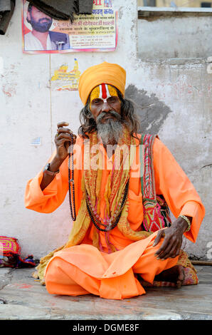 Sadhu, heiliger Mann, vor dem Jagdish Tempel in Udaipur, Rajasthan, Nordindien, Indien, Südasien, Asien Stockfoto