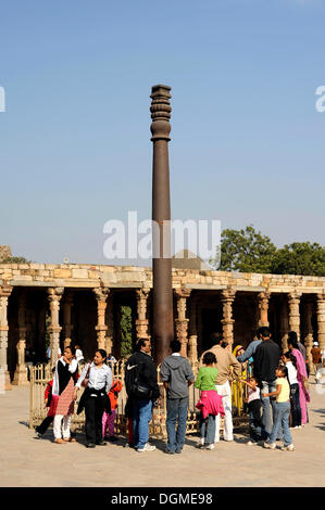 Eiserne Säule, Qutb Komplex, Mehrauli archäologischen Park, Delhi, Uttar Pradesh, Nordindien, Indien, Südasien, Asien Stockfoto