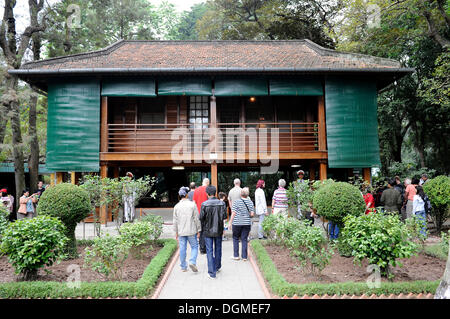 Touristen vor der ehemaligen Residenz von Ho Chi Minh in Hanoi, Nordvietnam, Vietnam, Südostasien, Asien Stockfoto