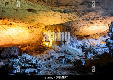 Hängen Sung Sot Grotte, Überraschung Höhle, Bo Hon Insel, Halong Bay, Vinh Ha lang, Nord Vietnam, Vietnam, Südostasien, Asien Stockfoto