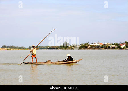 Boot auf dem Fluss Thu Bon, Hoi an, Quang Nam, Zentral-Vietnam, Vietnam, Südostasien, Asien Stockfoto