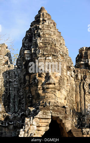 Geschnitzten Stein Gesicht des Bodhisattva Lokeshvara über das Südtor von Angkor Thom, Angkor, UNESCO-Weltkulturerbe, Siem Reap Stockfoto