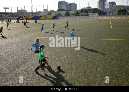 Berlin, Deutschland, Mädchen spielen Fußball auf dem Dach eines großen Marktes Stockfoto