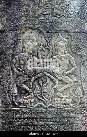 Relief mit Apsara Tänzer, Banteay Kdei Tempel-Komplex, Angkor, UNESCO-Weltkulturerbe, Siem Reap, Kambodscha, Südost-Asien Stockfoto