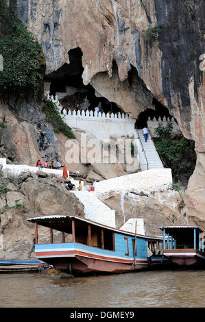 Boote auf dem Mekong River in der Nähe von den Pak Ou Höhlen in der Nähe von Luang Prabang, Laos, Südostasien Stockfoto