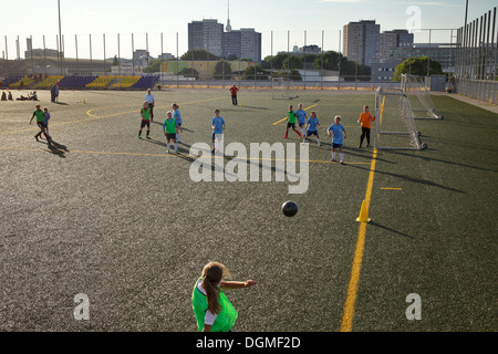 Berlin, Deutschland, Mädchen spielen Fußball auf dem Dach eines großen Marktes Stockfoto