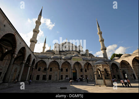 Sultan Ahmet Camii, blaue Moschee, Hof, Revak, mit Springbrunnen für Reinigung, Sadirvan, Istanbul, Türkei Stockfoto