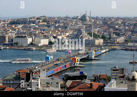 Goldene Horn vom Galata-Turm, Halic, und der Galata Brücke, Galata Koepruesue Brücke, Altstadt und Yeni Cami aus gesehen Stockfoto