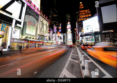 Times Square bei Nacht, Broadway, Midtown Manhattan, New York City, New York, USA, Vereinigte Staaten von Amerika, Nordamerika Stockfoto