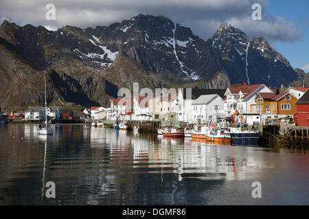 Die Fischerei Hafen von Henningsvær, Henningsvær, Henningsvær, Austvagöya, Austvågøya, Lofoten, Nordland, Nord-Norwegen Stockfoto