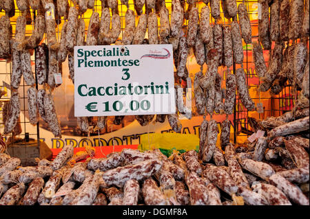 Italienische Salami auf einem Wochenmarkt an der Strandpromenade, Lago Maggiore, Cannobio, Piemont, Italien, Europa Stockfoto