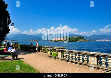 Promenade mit Isola Bella und Isola dei Pescatori Inseln, Borromäischen Inseln, Stresa, Lago Maggiore See, Piemont, Italien Stockfoto