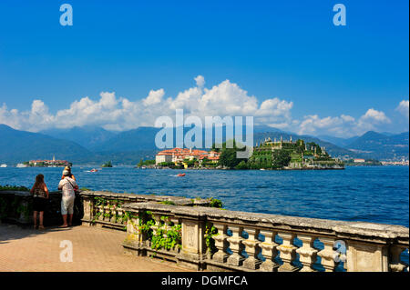 Promenade mit Isola Bella und Isola dei Pescatori Inseln, Borromäischen Inseln, Stresa, Lago Maggiore See, Piemont, Italien Stockfoto