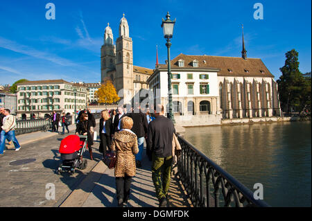 Flusses Limmat, Grossmuenster, Muensterbruecke Brücke, Helmhaus, Wasserkirche Kirche, Altstadt, Zürich, Schweiz, Europa Stockfoto