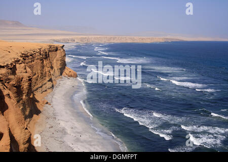 Felsige Klippen, Pazifikküste in Paracas, Peru, Südamerika Stockfoto