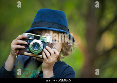 Junge, 5, mit einer alten Kamera Stockfoto