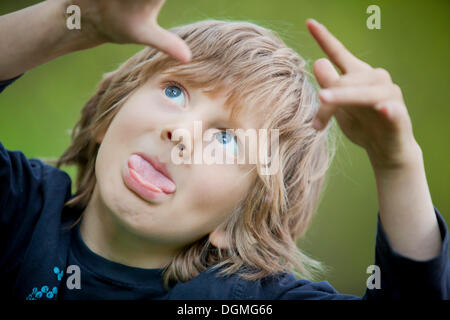 Junge, 5, Grimassen Stockfoto